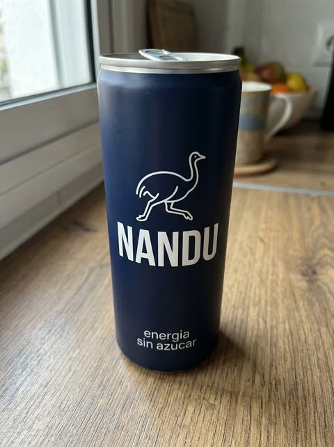 La foto de NANDU que se mandó, sobre fondo liso